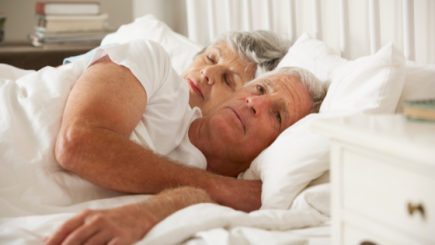 sesso dopo intervento alla prostata, coppia di anziani a letto